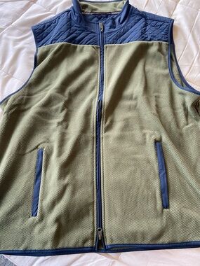 Southern Tidal Men’s Olive Green and Navy Quilted-Trim Fleece Vest